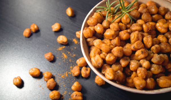 geroosterde kikkererwten op een bord