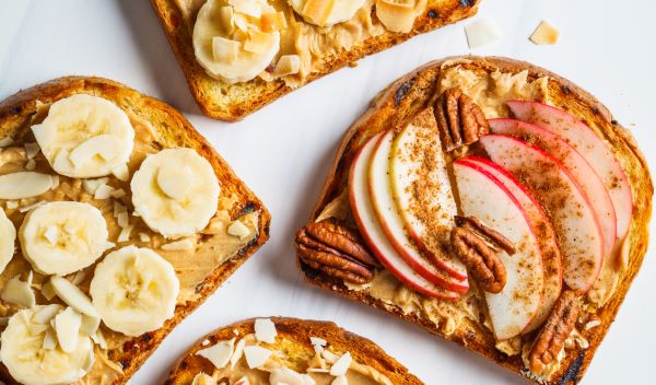 brood met appels, pindakaas en walnoten