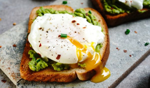 avocado toast met ei