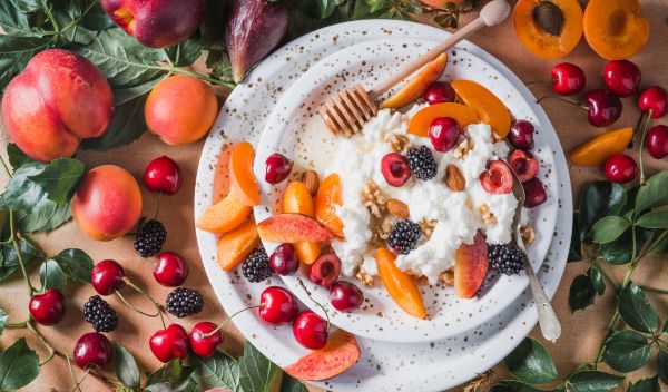 cottage cheese met fruit en honing op een bord