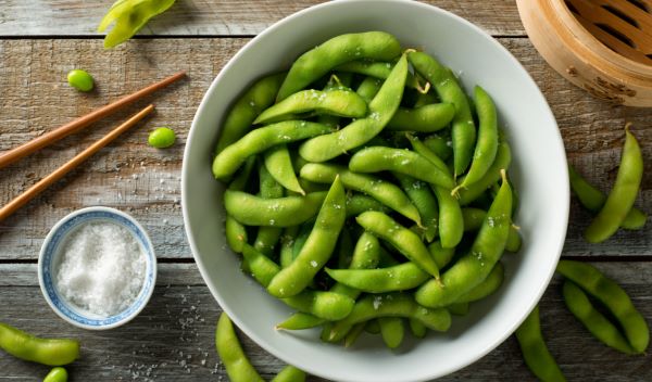 edamame bonen met zout in een kom