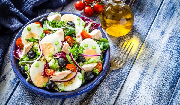 een gezonde eiersalade op tafel