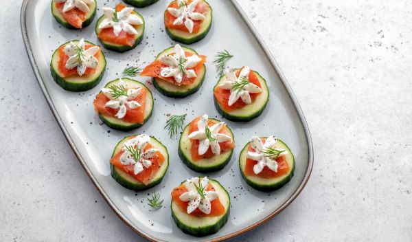 gezonde snack met gerookte zalm met komkommer en dille