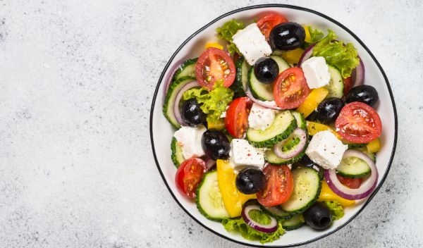 gezonde griekse salade met olijven en feta