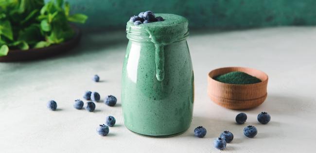 smoothie met bosbessen en spirulina poeder