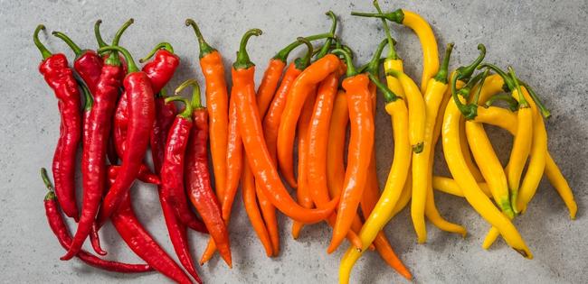 Rode oranje en gele hete peper