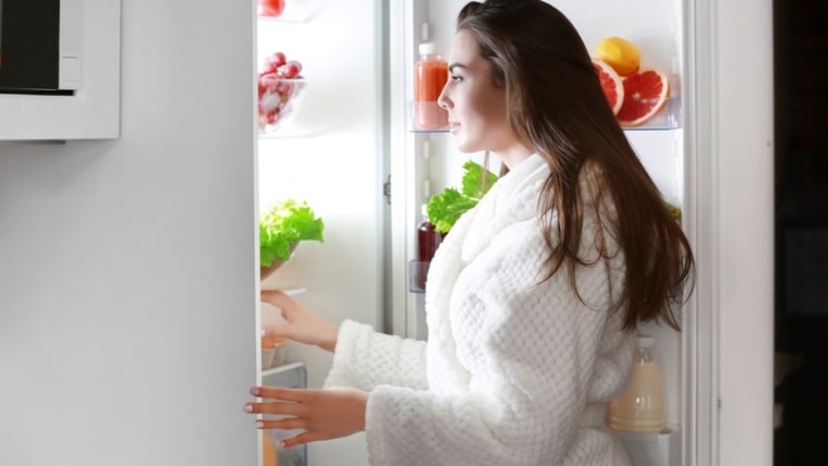 Altijd trek in een late night snack? Dit zijn de mogelijke oorzaken en tips om minder te snacken