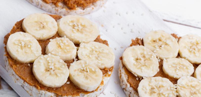 rijstwafel met pindakaas en banaan