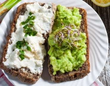 Gezonde toast met guacamole en cottage cheese