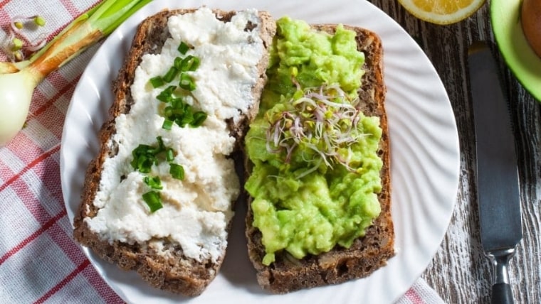 Gezonde toast met guacamole en cottage cheese