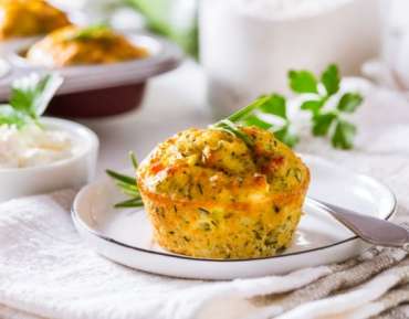 Hartige muffins met courgette/pompoen, feta en verse kruiden