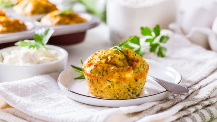 Hartige muffins met courgette/pompoen, feta en verse kruiden