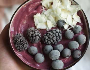 Paarse smoothie bowl recept met bessen en kokos