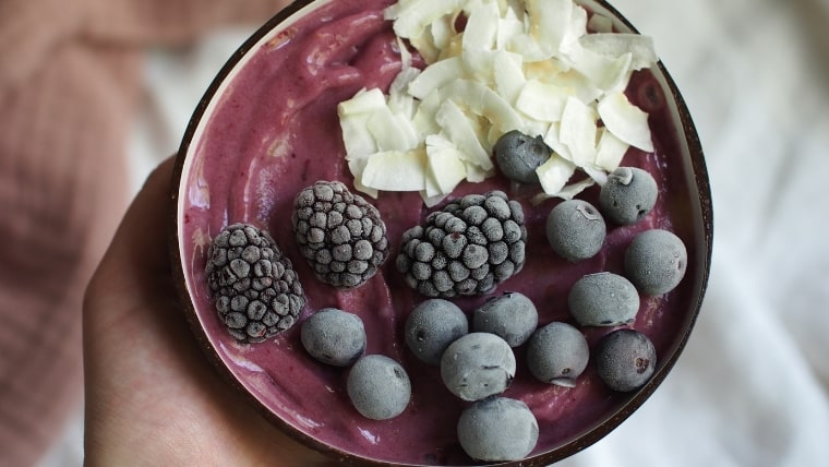 Paarse smoothie bowl recept met bessen en kokos