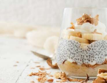 Chiapudding Parfait met banaan, granola en walnoten