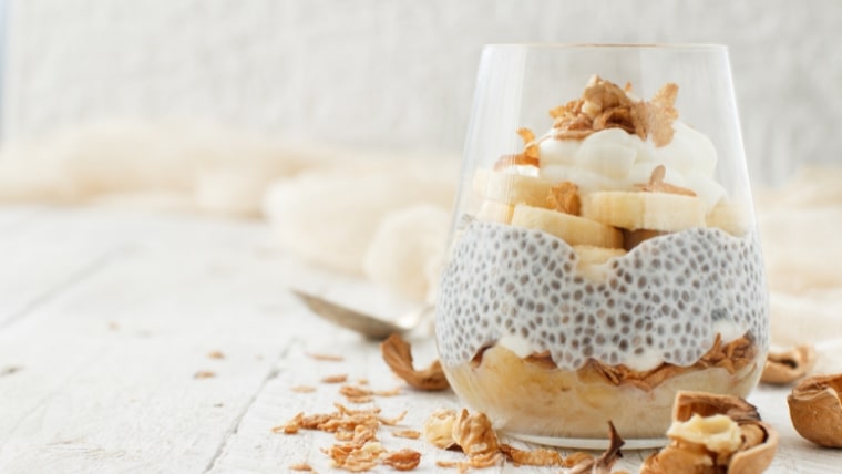 Chiapudding Parfait met banaan, granola en walnoten