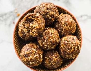 Energy balls met dadels, noten, lijnzaad en pindakaas