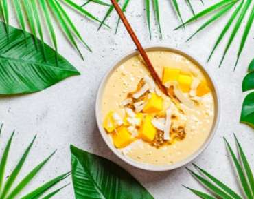 Mango smoothie bowl met geraspte kokos, chiazaad en passievrucht