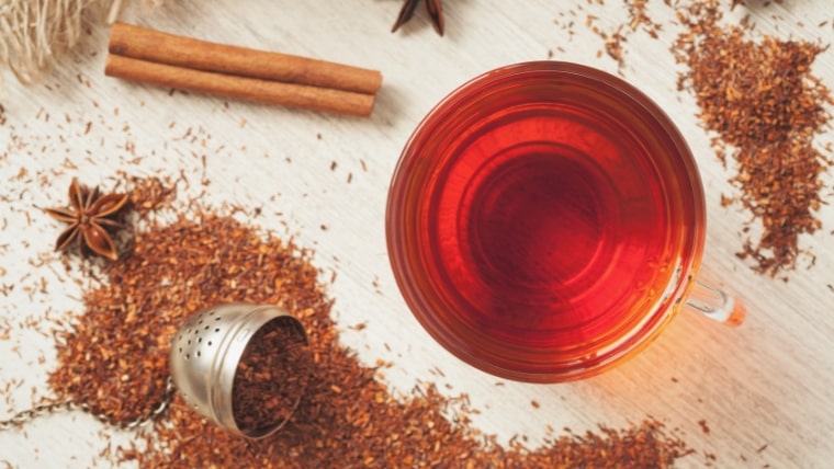 kopje rooibos thee met kaneel, steranijs