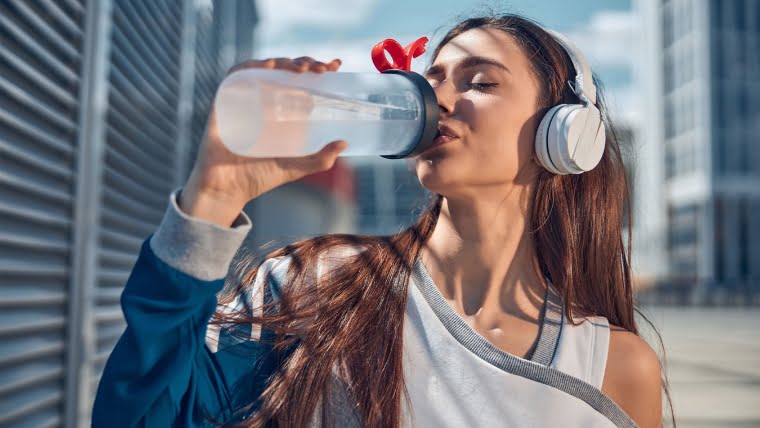 7 tips om genoeg water te drinken en gehydrateerd te blijven